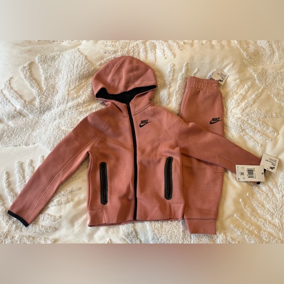 Nike Sportswear Tech Fleece Full-Zip Set
Toddler 2-Piece Set. Size 4T, NWT! - Picture 3 of 10